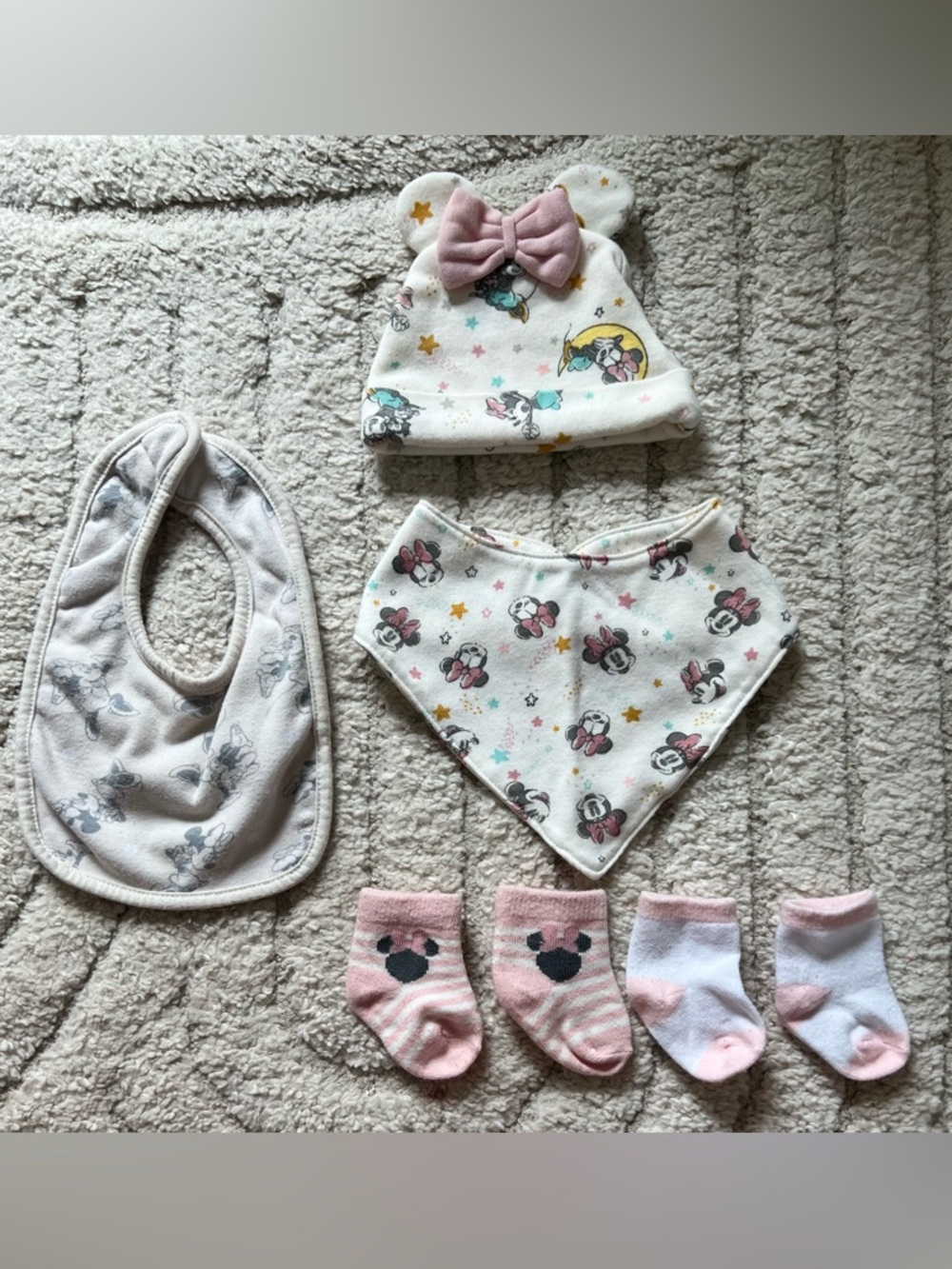 Disney Baby Minnie Mouse Hat, Bib & Socks Set